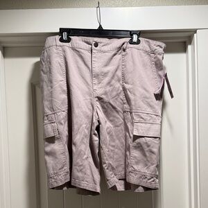 Wild Fable Light Gray Cargo Shorts
Tag says Gray look like a blend of gray beige